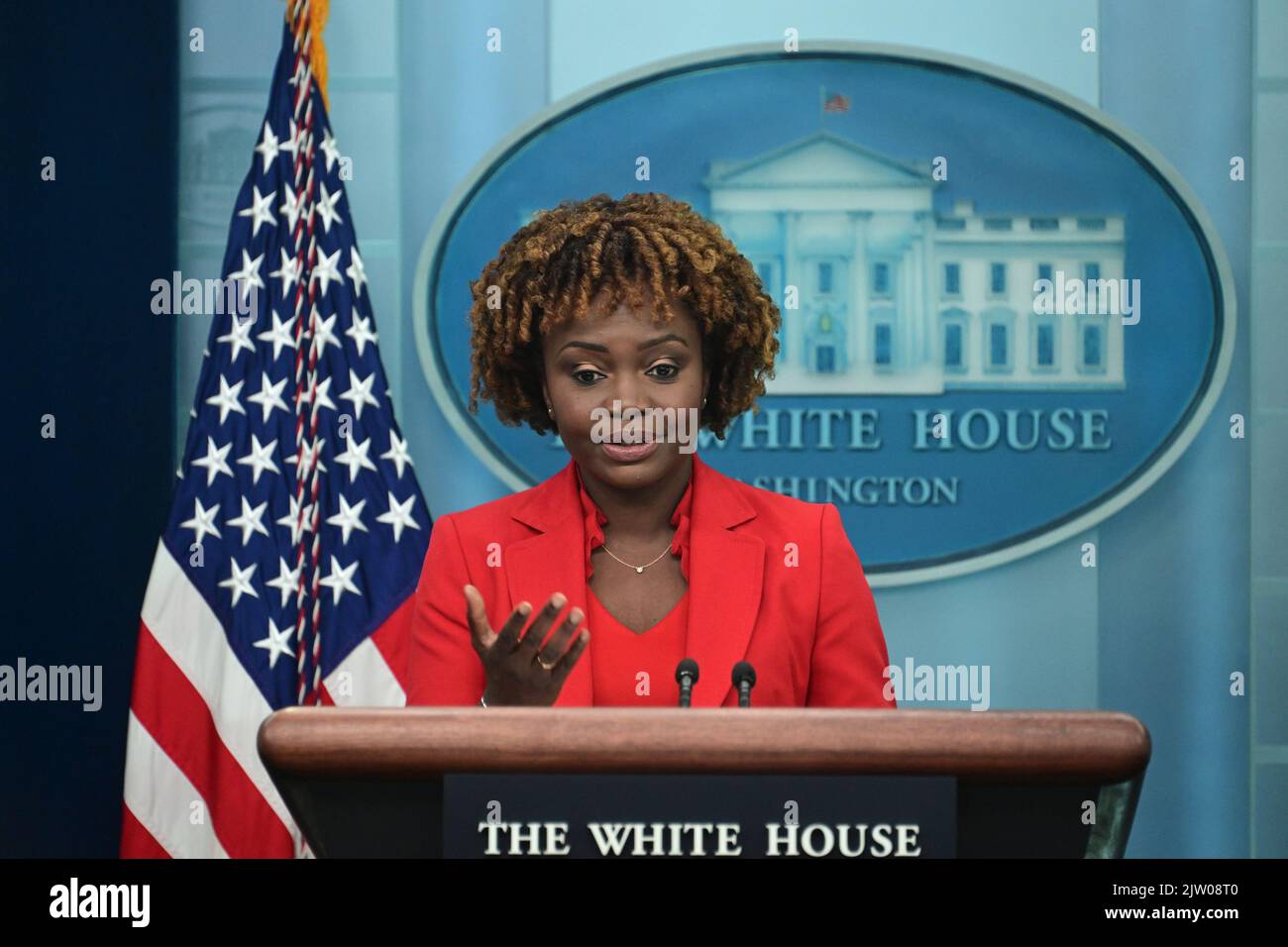 Washington, Vereinigte Staaten Von Amerika. 02. September 2022. Die Pressesprecherin des Weißen Hauses, Karine Jean-Pierre, leitet die tägliche Briefing im Brady Press Briefing Room des Weißen Hauses in Washington, DC am Freitag, dem 2. September 2022.Quelle: Ron Sachs/Pool/Sipa USA Quelle: SIPA USA/Alamy Live News Stockfoto