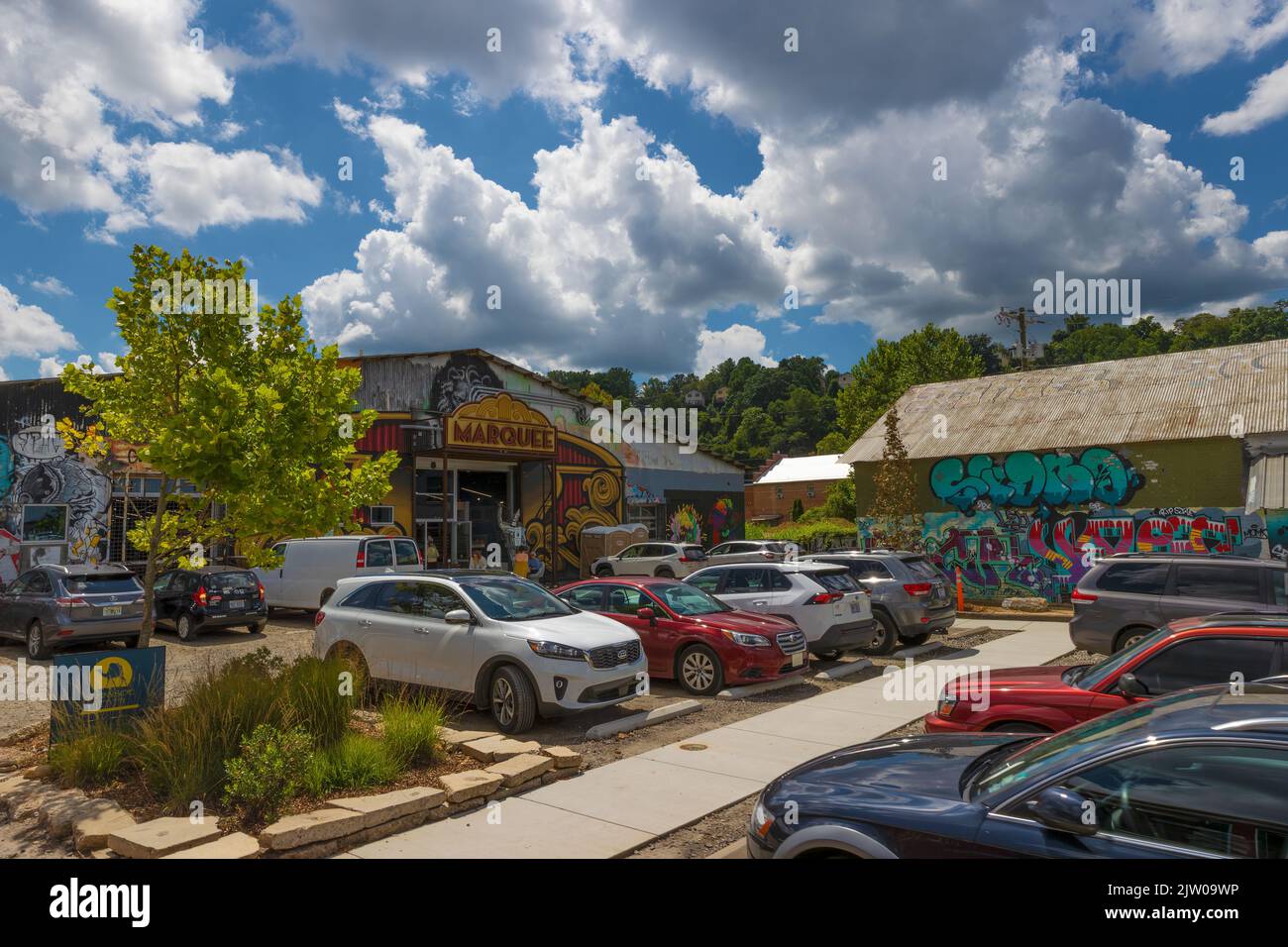 Ashville, North Carolina, USA - 27. August 2022: Der River Arts District am French Board River. Einst Lager und Mühlen, jetzt haben bunt Stockfoto