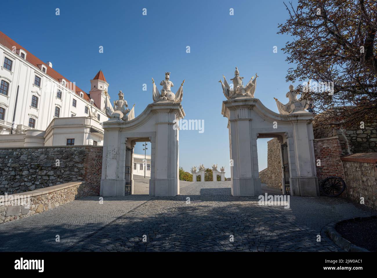 Weiße Tore des Ehrengerichts auf der Burg Bratislava - Bratislava, Slowakei Stockfoto