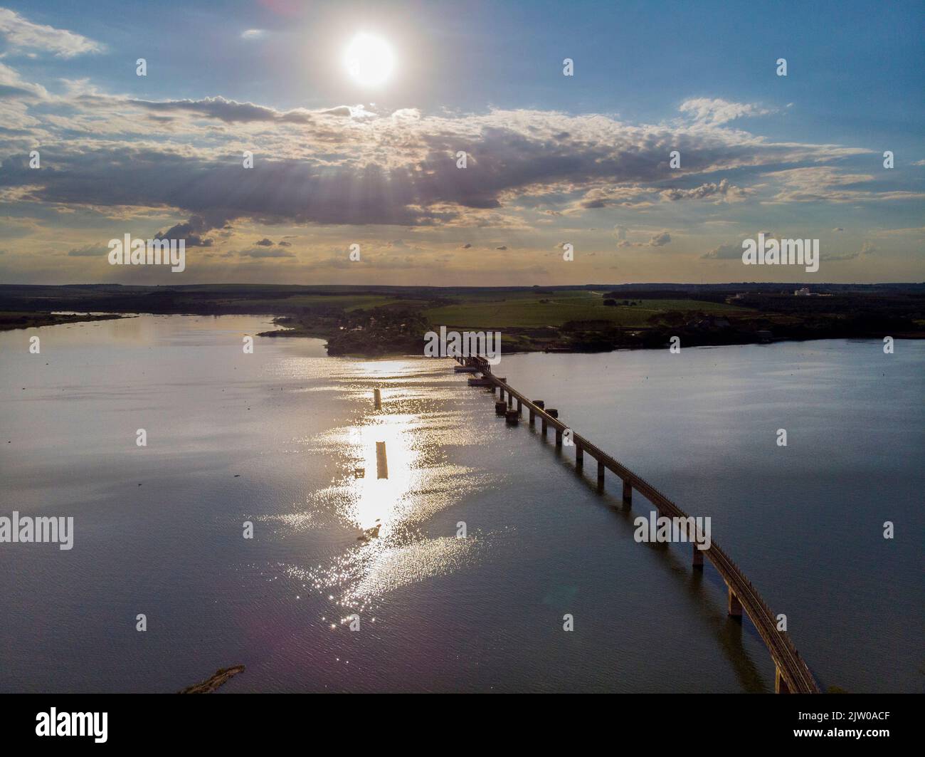 Eisenbahnbrücke über den Fluss Tiete im Bundesstaat Von São Paulo Stockfoto