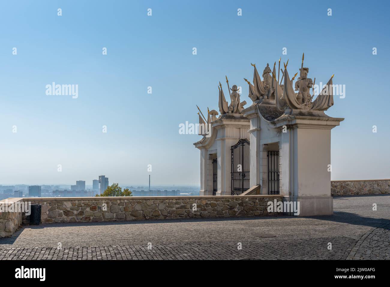 Weiße Tore des Ehrengerichts auf der Burg Bratislava - Bratislava, Slowakei Stockfoto