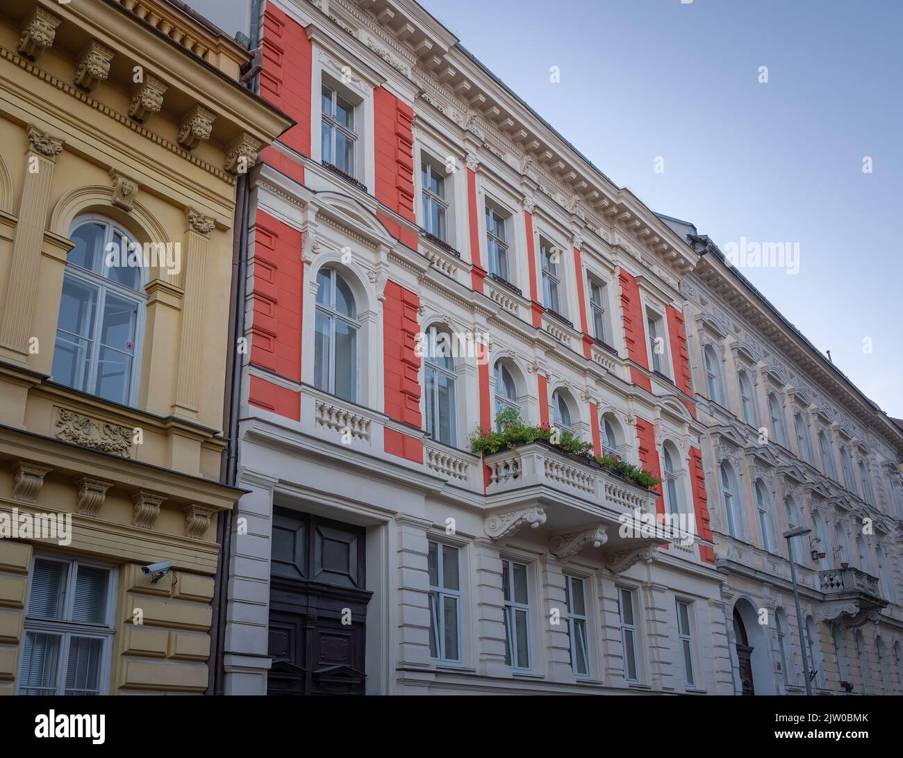 Mehrfamilienhaus mit lebendigen Farben - Bratislava, Slowakei Stockfoto