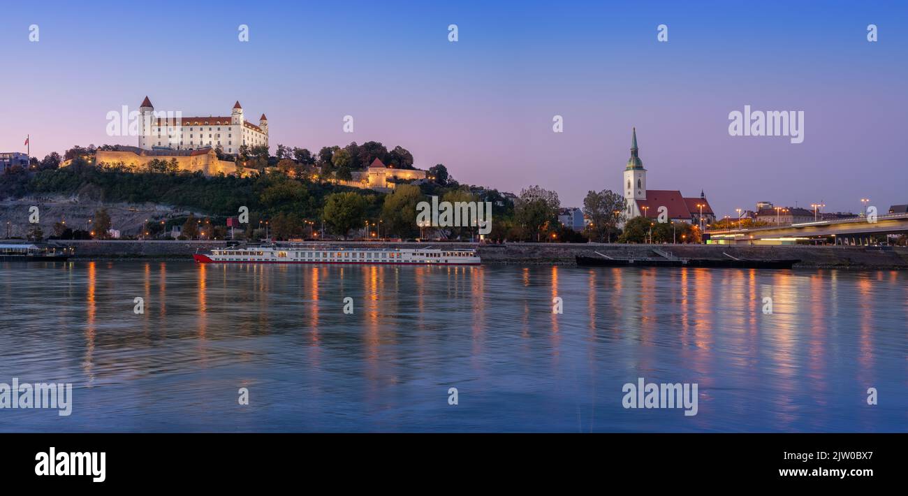 Panoramablick auf die Skyline von Bratislava und St. Martin Kathedrale bei Sonnenuntergang - Bratislava, Slowakei Stockfoto