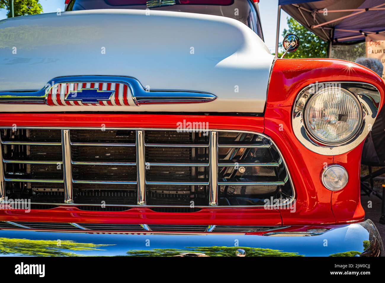 Falcon Heights, MN - 17. Juni 2022: Nahaufnahme eines Chevrolet Task Force 3600 Pickup Truck-Kühlergrills 1956 und der Scheinwerfer auf einer lokalen Automshow. Stockfoto
