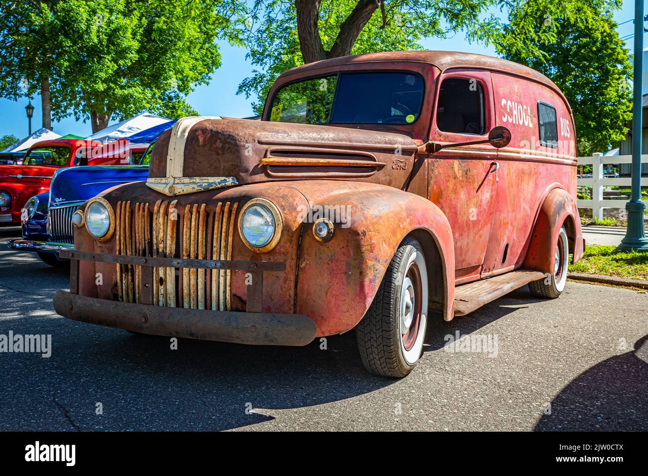 Falcon Heights, MN - 17. Juni 2022: Vorderansicht eines alten Ford Panel Delivery Truck Schulbusses aus dem Jahr 1947 mit niedriger Perspektive auf einer lokalen Autolieferung. Stockfoto