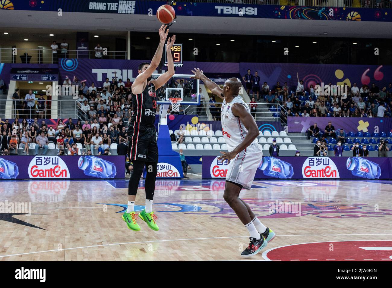 Tiflis, Georgien. 01. September 2022. Goga Bitadze (L) aus Georgien und Kevin Tumba (R) aus Belgien in Aktion während des 1. Tages Gruppe A des FIBA EuroBasket 2022 zwischen Georgien und Belgien in der Tbilisi Arena. Endergebnis; Belgien 79:76 Georgien. (Foto von Nicholy Muller/SOPA Images/Sipa USA) Quelle: SIPA USA/Alamy Live News Stockfoto