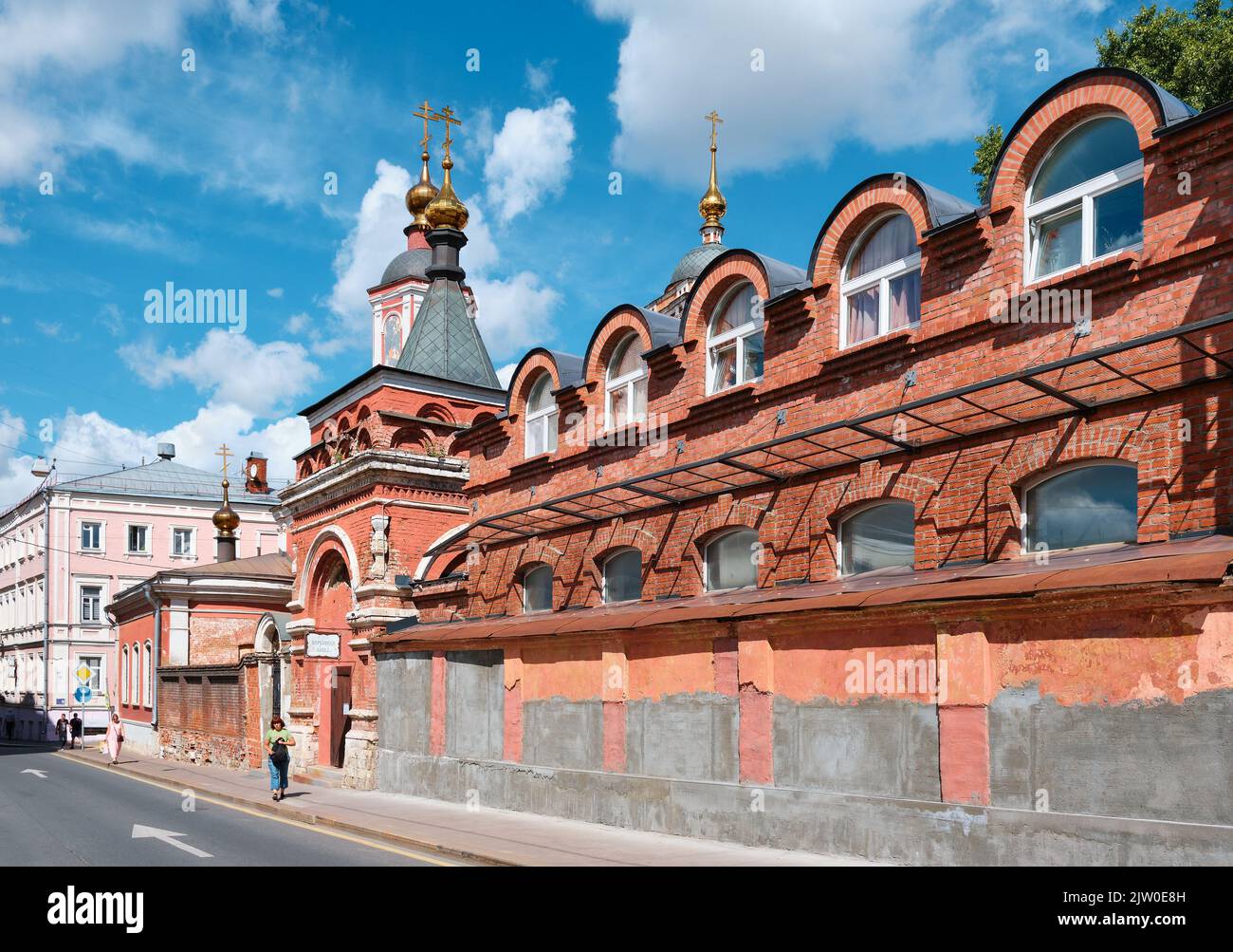 Blick auf die Mauer, Kuppeln und Tore der Kirche St. Nikolaus in Podkopayakh, 1493, Wahrzeichen: Moskau, Russland - 29. Juli 2022 Stockfoto