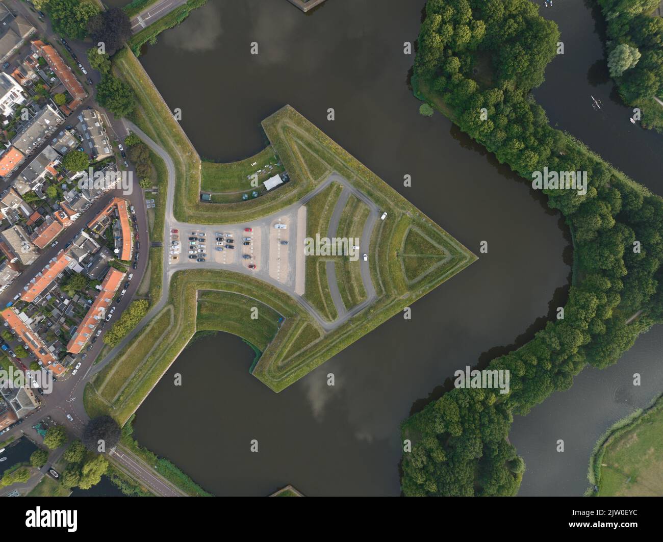 Befestigte alte historische Stadt Naarden, die über der Luftdrohne eine Ansicht der monumentalen antiken Festung an der mittelalterlichen Festung Zuiderwaterlinie zeigt Stockfoto