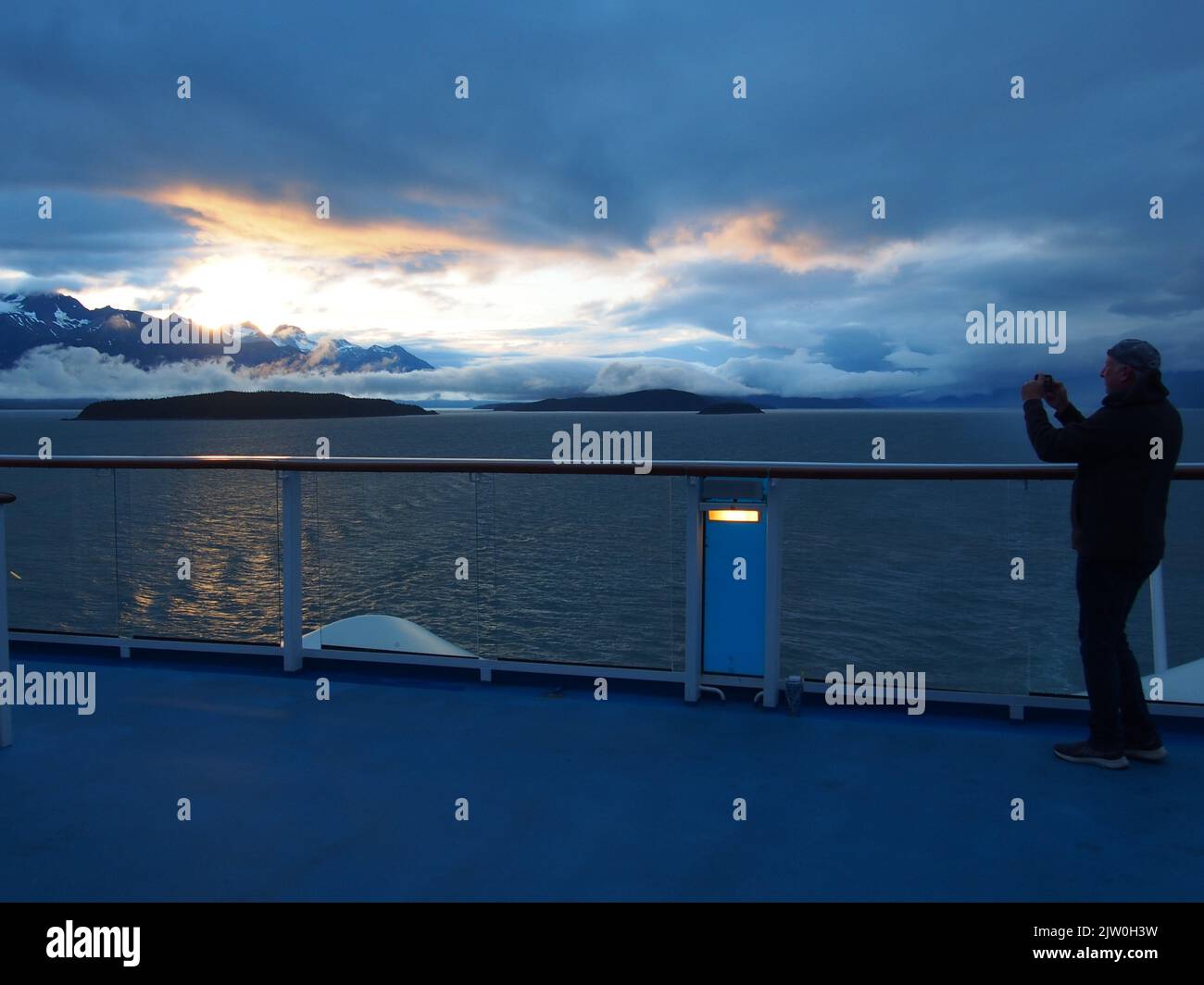 Sonnenuntergang von der Rückseite eines Kreuzfahrtschiffs Stockfoto