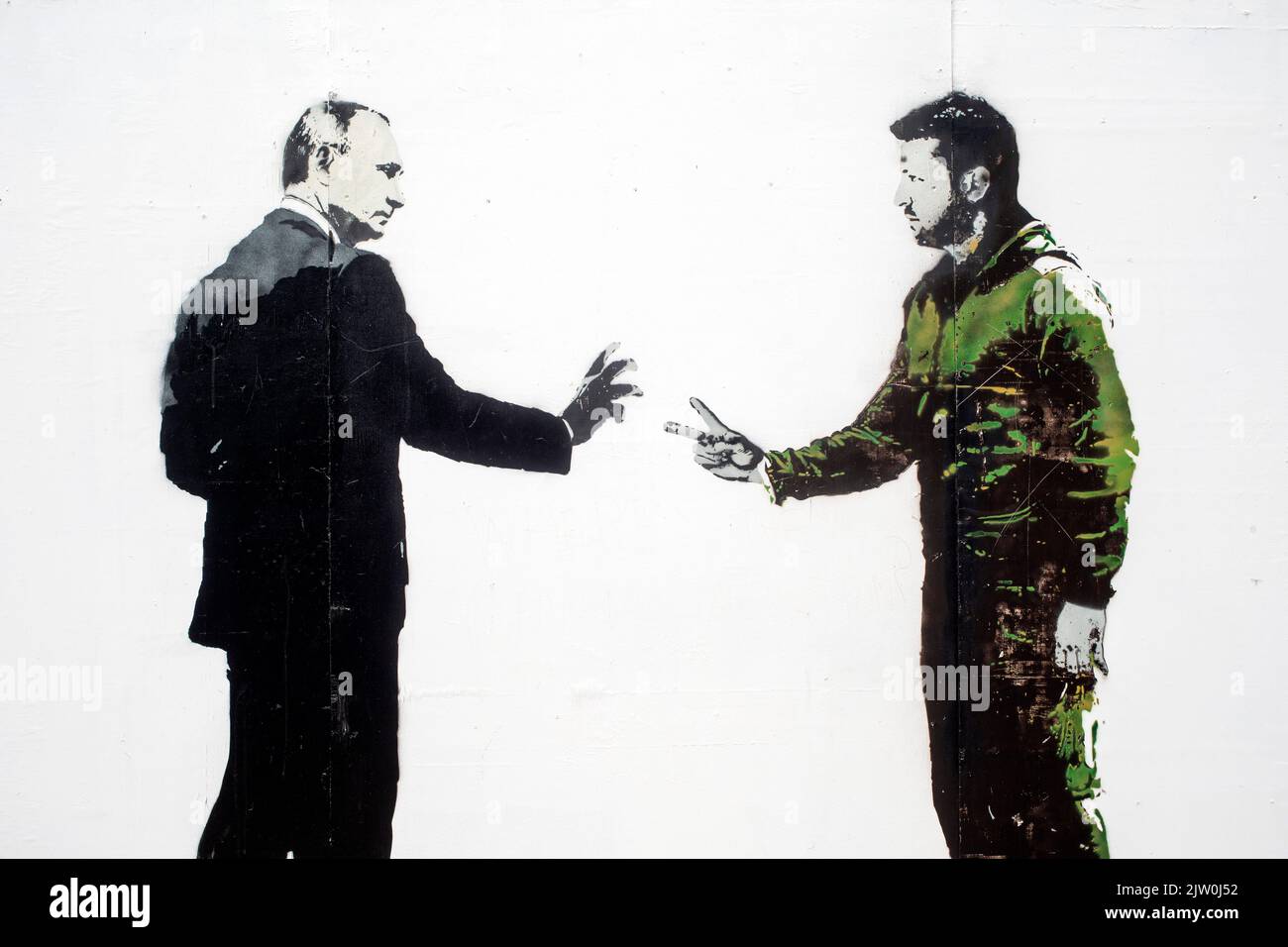 Graffiti zeigt Wladimir Putin und Wolodymyr Zelenski, die sich nach dem russischen Einmarsch in die Ukraine derzeit im Krieg befinden. Stockfoto