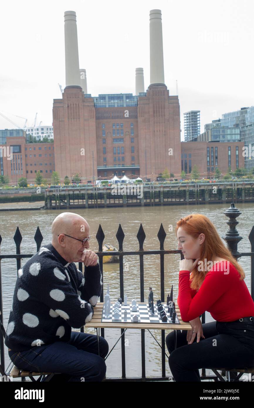 Zwei alte Leute spielen eine Partie Schach im Freien Stockfoto