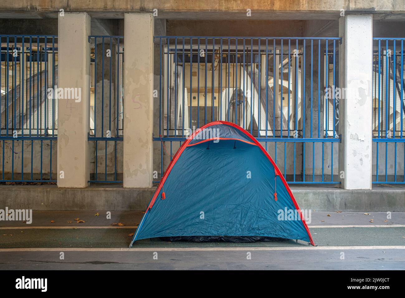 London, Großbritannien. 31 Oct, 2022. Obdachlose haben ein Zelt unter einer Braut errichtet, ein Zeichen der wirtschaftlichen Situation in Großbritannien Stockfoto