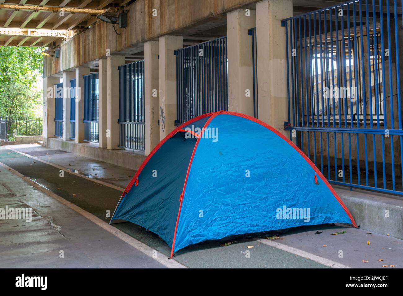 London, Großbritannien. 31 Oct, 2022. Obdachlose haben ein Zelt unter einer Braut errichtet, ein Zeichen der wirtschaftlichen Situation in Großbritannien Stockfoto