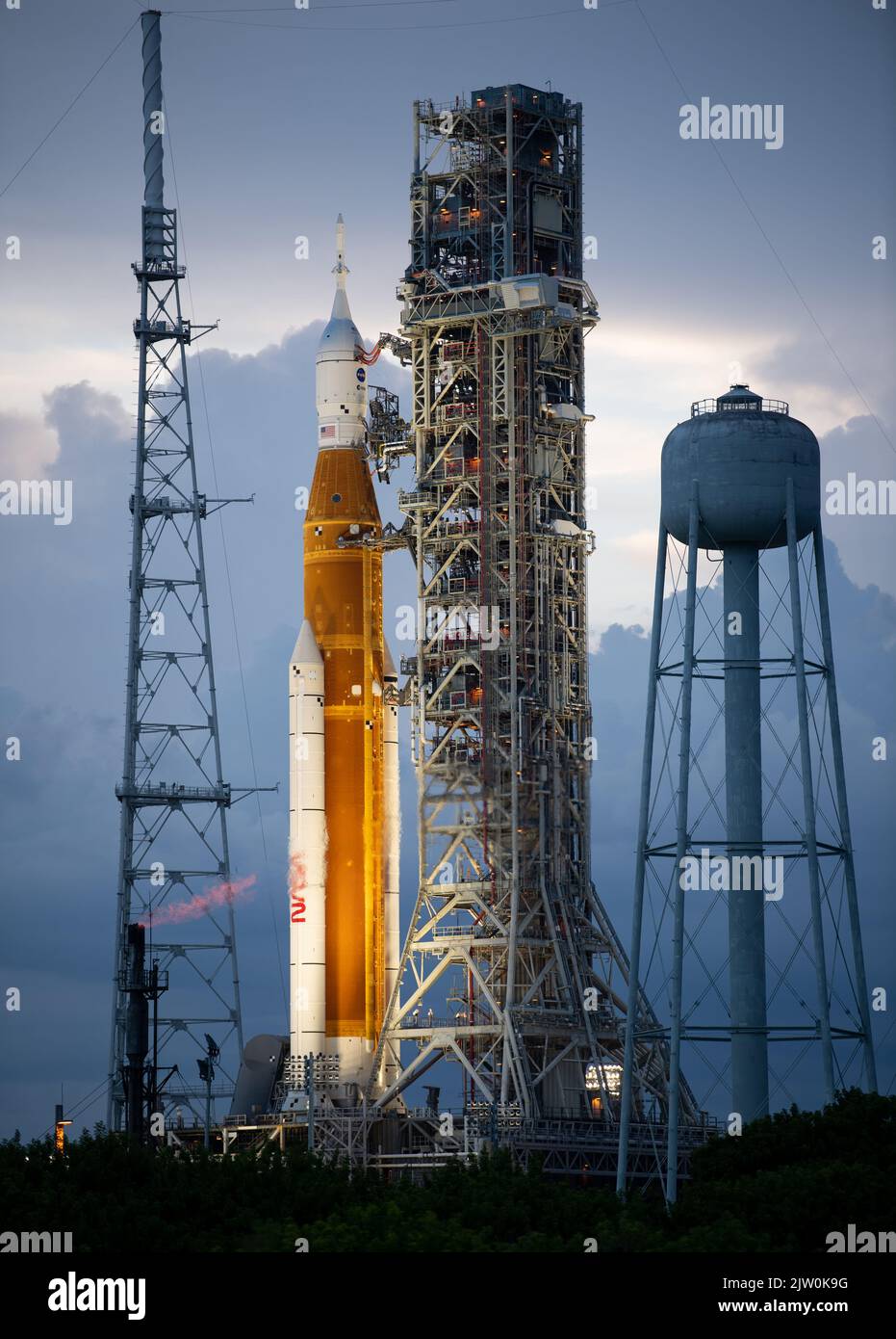 Kennedy Space Center, USA. 31. August 2022. Die NASA Space Launch System Rakete mit der Orion Raumsonde in der Dämmerung am Launch Complex 39B im Kennedy Space Center, 31. August 2022, in Cape Canaveral, Florida. Der Countdown für den Flugtest ohne Besatzungsfunktion wurde für September 3. verschoben, nachdem ein Problem mit dem Kraftstoffsystem eine längere Verzögerung verursacht hatte. Quelle: Joel Kowsky/NASA/Alamy Live News Stockfoto