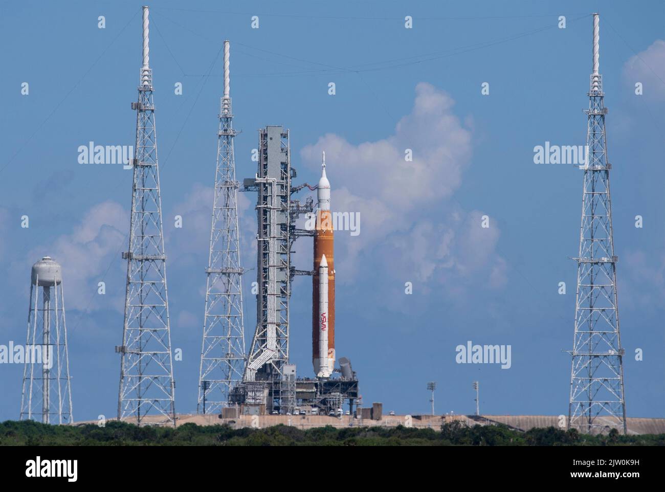 Kennedy Space Center, USA. 01. September 2022. Die NASA Space Launch System Rakete mit der Orion Raumsonde auf dem Launch Complex 39B im Kennedy Space Center, 1. September 2022, in Cape Canaveral, Florida. Der Countdown für den Flugtest ohne Besatzungsfunktion wurde für September 3. verschoben, nachdem ein Problem mit dem Kraftstoffsystem eine längere Verzögerung verursacht hatte. Quelle: Joel Kowsky/NASA/Alamy Live News Stockfoto