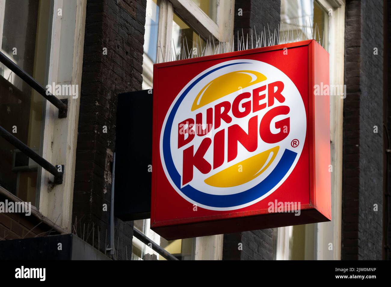 Ein Schild mit einem Burger King-Restaurant in Amsterdam, Holland. Stockfoto