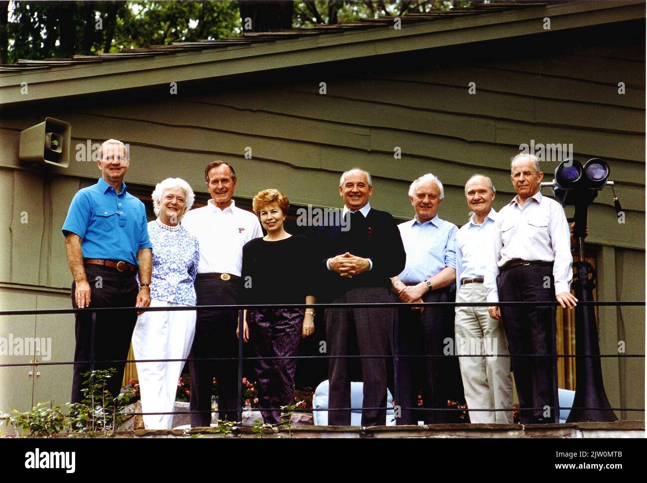 Camp David, Maryland - 2. Juni 1990 -- (von links nach rechts): James A. Baker, III, United States (USA) Außenministerin; US-First Lady Barbara Bush; US-Präsident George H.W. Bush; Union der Sozialistischen Sowjetrepubliken (UdSSR) First Lady Raisa Gorbatschow; UdSSR Präsident Michail Gorbatschow; UdSSR Außenminister Eduard Shevardnaze, US-Sicherheitsberater Brent Scowcroft und UdSSR Marschall Sergei Akhromejew posiert für ein Gruppenfoto während ihres Besuchs im Präsidentenretreat Camp David, Maryland am 2. Juni 1990. Quelle: Weißes Haus über CNP /MediaPunch Stockfoto