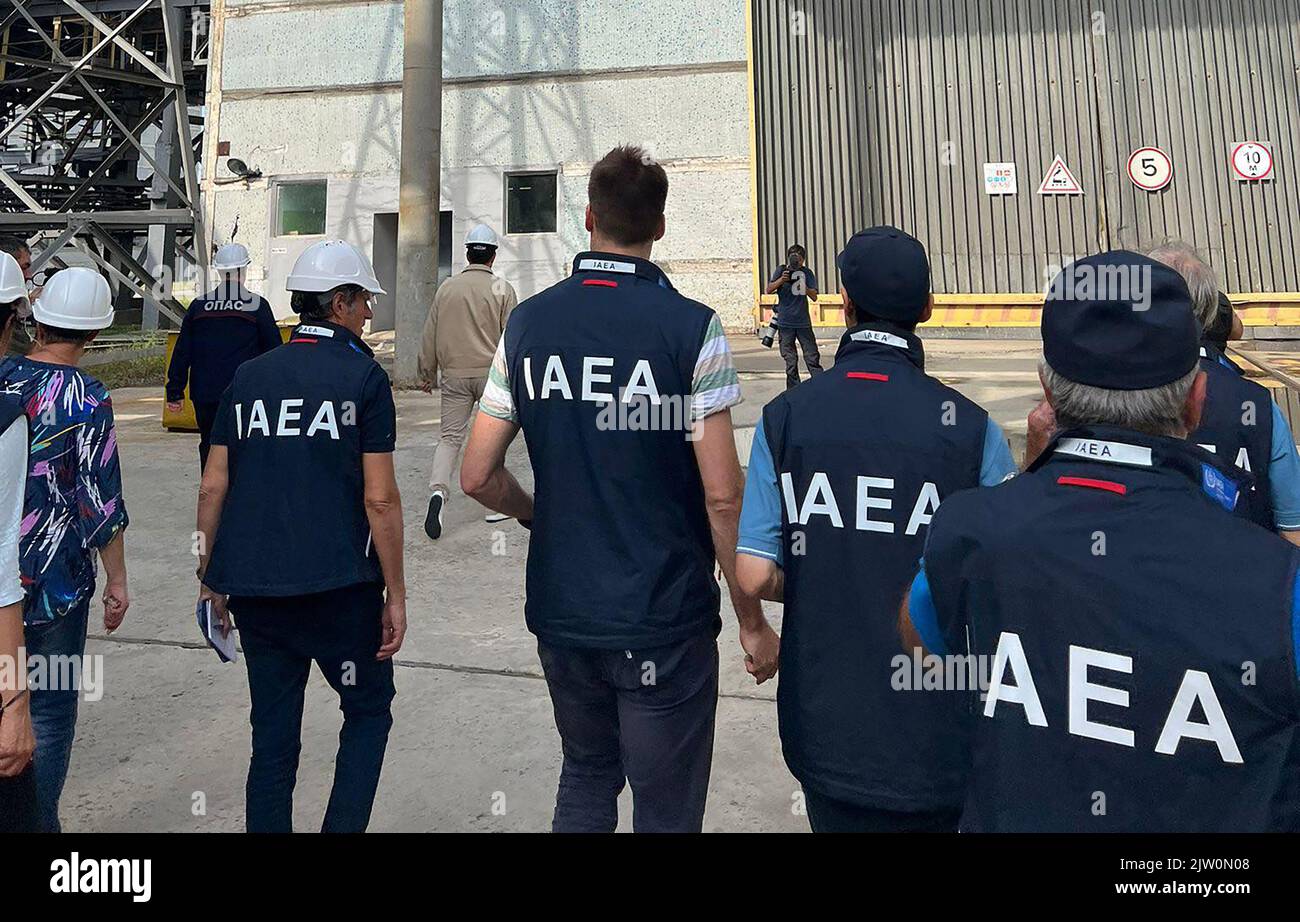 Enerhodar, Ukraine. 01. September 2022. Mitglieder der Internationalen Atomenergiebehörde (IAEA) inspizieren am Donnerstag, dem 1. September 2022, das Kernkraftwerk Zaporizhzhia in Enerhodar im Südosten der Ukraine. Ein UN-IAEA-Inspektionsteam kam am Donnerstag - inmitten von Kämpfen zwischen russischen und ukrainischen Streitkräften - im ukrainischen Atomkraftwerk Saporischschschja an, um es vor einer Katastrophe zu schützen. Foto: (IAEA) Press Office/UPI Credit: UPI/Alamy Live News Stockfoto