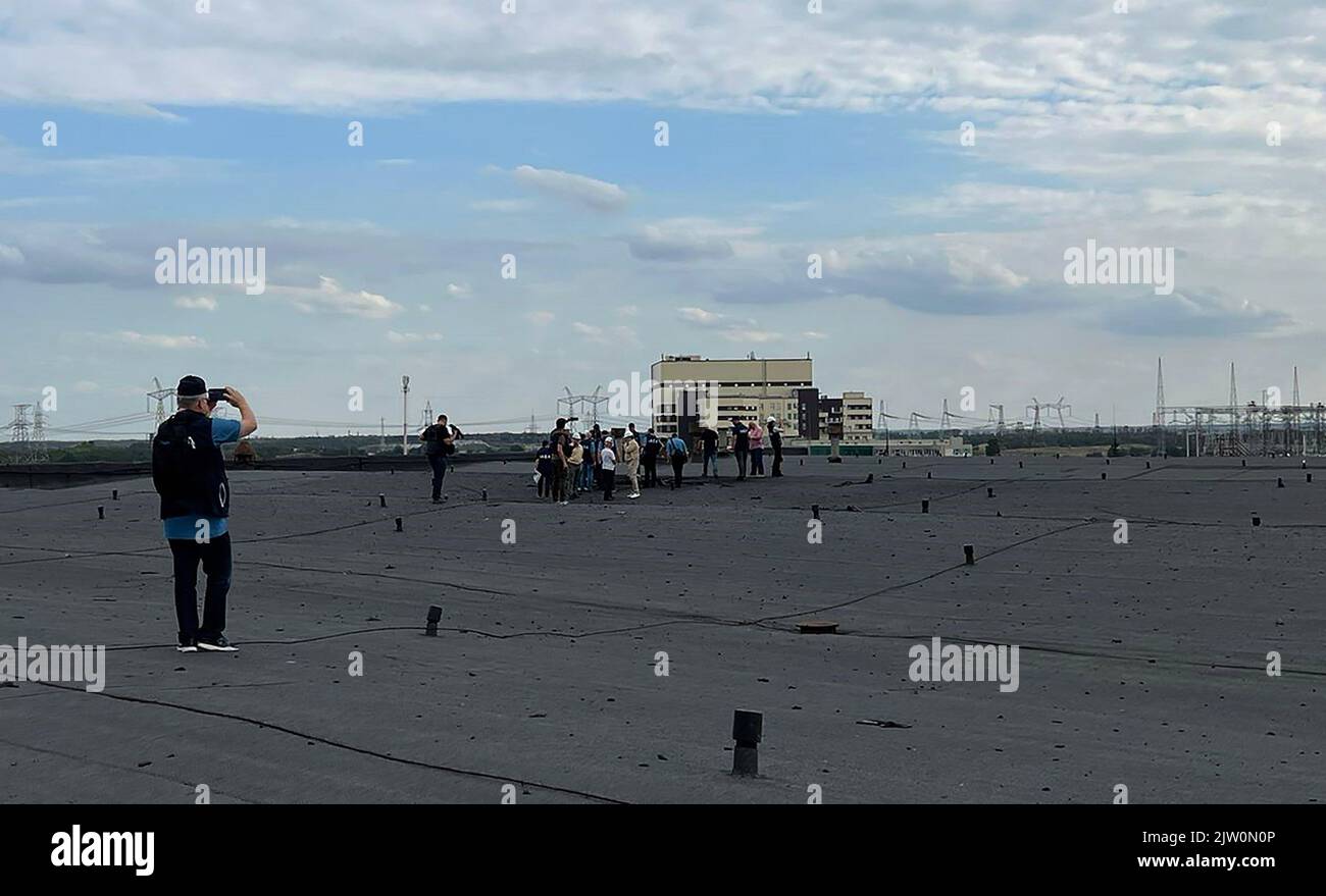 Enerhodar, Ukraine. 01. September 2022. Mitglieder der Internationalen Atomenergiebehörde (IAEA) inspizieren am Donnerstag, dem 1. September 2022, das Kernkraftwerk Zaporizhzhia in Enerhodar im Südosten der Ukraine. Ein UN-IAEA-Inspektionsteam kam am Donnerstag - inmitten von Kämpfen zwischen russischen und ukrainischen Streitkräften - im ukrainischen Atomkraftwerk Saporischschschja an, um es vor einer Katastrophe zu schützen. Foto: (IAEA) Press Office/UPI Credit: UPI/Alamy Live News Stockfoto