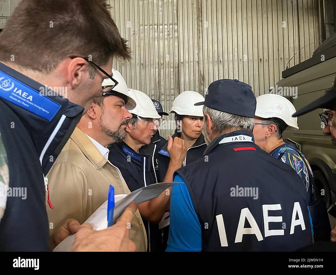 Enerhodar, Ukraine. 01. September 2022. Mitglieder der Internationalen Atomenergiebehörde (IAEA) inspizieren am Donnerstag, dem 1. September 2022, das Kernkraftwerk Zaporizhzhia in Enerhodar im Südosten der Ukraine. Ein UN-IAEA-Inspektionsteam kam am Donnerstag - inmitten von Kämpfen zwischen russischen und ukrainischen Streitkräften - im ukrainischen Atomkraftwerk Saporischschschja an, um es vor einer Katastrophe zu schützen. Foto: (IAEA) Press Office/UPI Credit: UPI/Alamy Live News Stockfoto