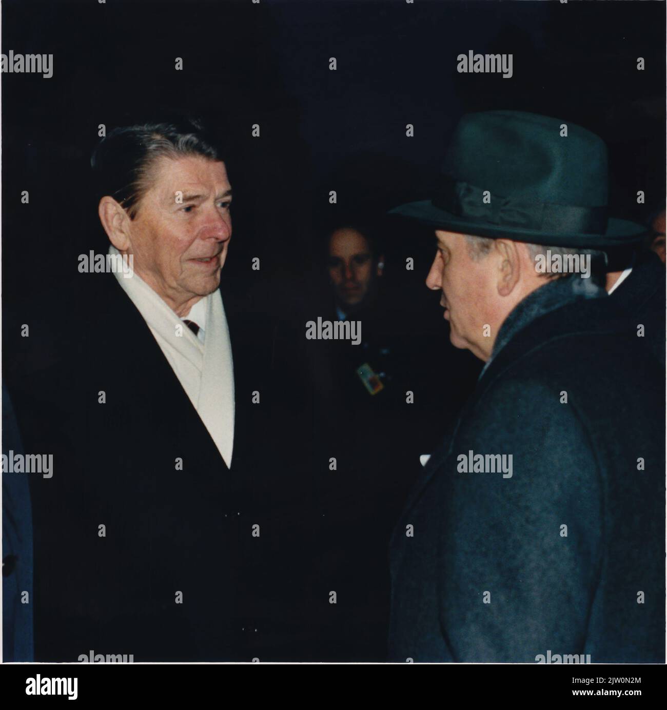 US-Präsident Ronald Reagan überreichte dieses Foto am Mittwoch, den 7. Dezember 1988, dem Präsidenten der Sowjetunion, Michail Sergejewitsch Gorbatschow. Das Foto wurde am Dienstag, den 19. November 1985, während des ersten Gipfels in Genf, Schweiz, aufgenommen. Das Foto war mit der Aufschrift „Wir haben einen langen Weg gemeinsam gegangen, um einen Weg für den Frieden zu ebnen“ versehen und wurde von Ronald Reagan signiert. Unter dem Zeichen stand eine Zeile, in der stand: 'Geneva 1985 ---- New York 1988'. Präsident Reagan gab das Foto Präsident Gorbatschow während ihrer Sitzung..Pflichtangabe: Terry Arthur - W Stockfoto