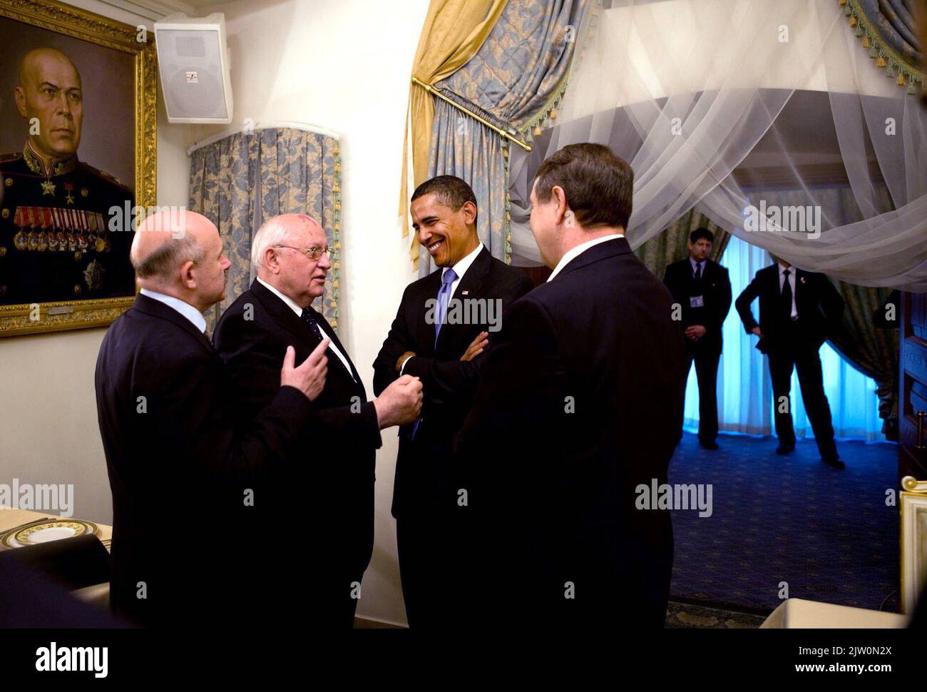Gostinny Dvor, Russland - 7. Juli 2009 -- der US-Präsident Barack Obama trifft sich am Dienstag, den 7. Juli, mit dem ehemaligen Präsidenten der Sowjetunion, Michail Gorbatschow, in Gostinny Dvor, Russland. 2009..Pflichtangabe: Pete Souza - White House via CNP /MediaPunch Stockfoto