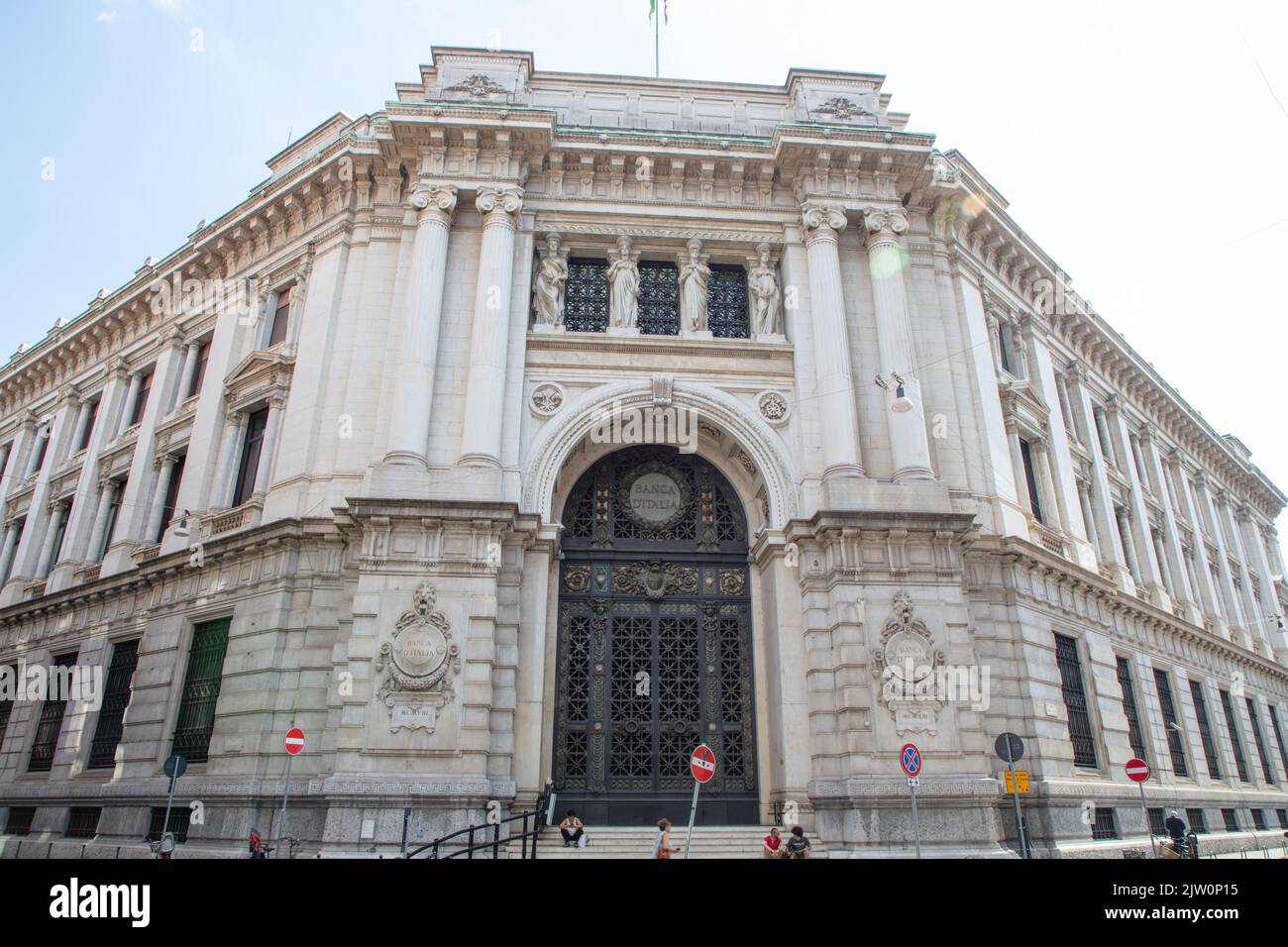 Haupteingang des Gebäudes der Bank of Italy mit einem riesigen Eisen- und Bronzetor und einer wunderschön dekorierten Fassade, Mailand, Italien Stockfoto