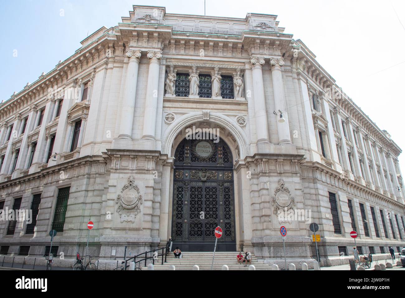 Haupteingang des Gebäudes der Bank of Italy mit einem riesigen Eisen- und Bronzetor und einer wunderschön dekorierten Fassade, Mailand, Italien Stockfoto