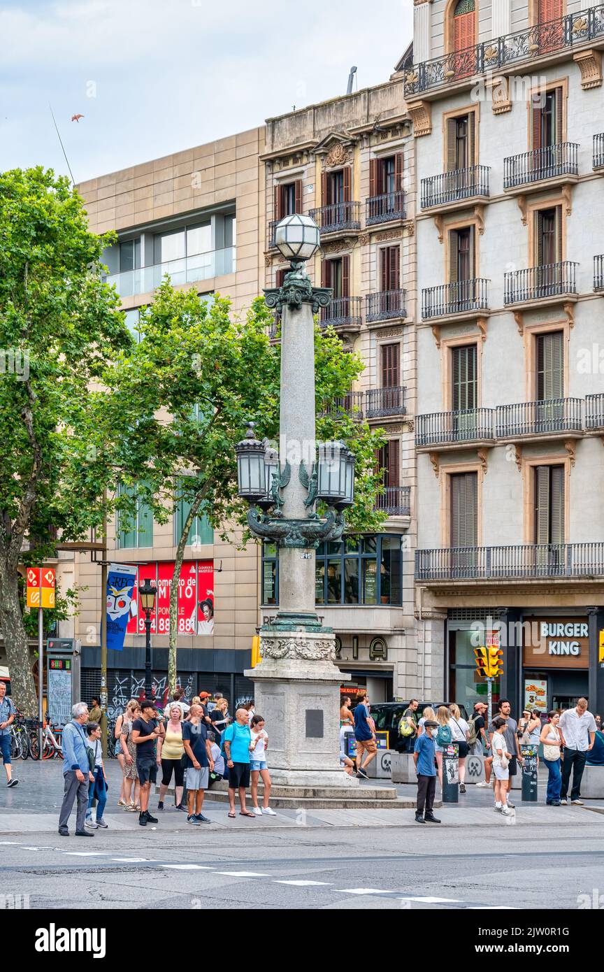 Menschen und Touristen in einer Ecke der La Rambla, einer Fußgängerzone in der Innenstadt. Las Ramblas ist eine berühmte Touristenattraktion. Stockfoto