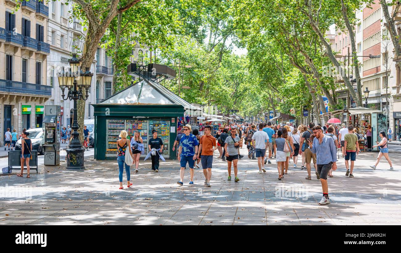 Menschen und Touristen in einer Ecke der La Rambla, einer Fußgängerzone in der Innenstadt. Las Ramblas ist eine berühmte Touristenattraktion. Stockfoto