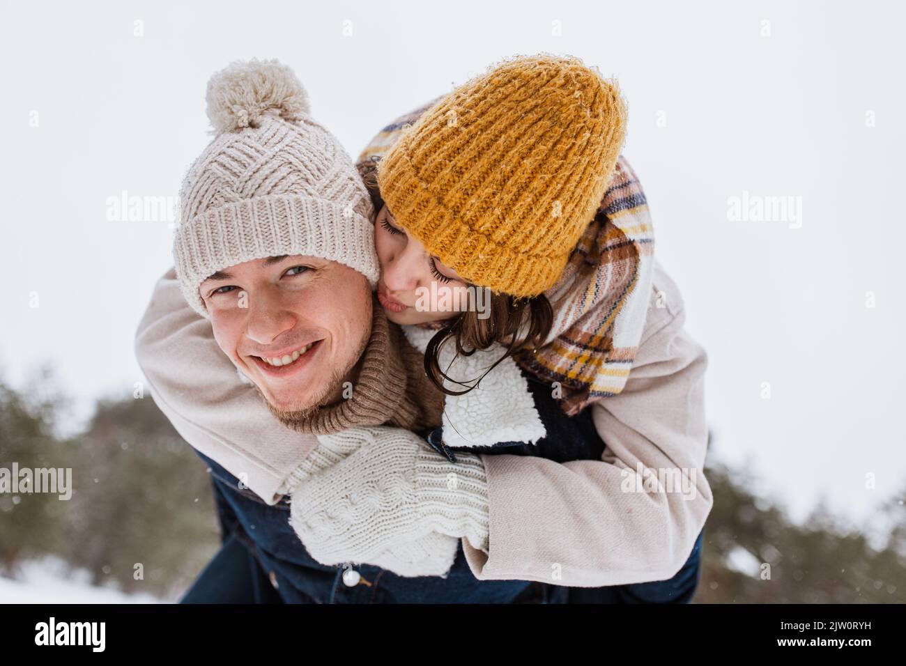 Glückliches Paar, das Spaß im Winter Park hat Stockfoto