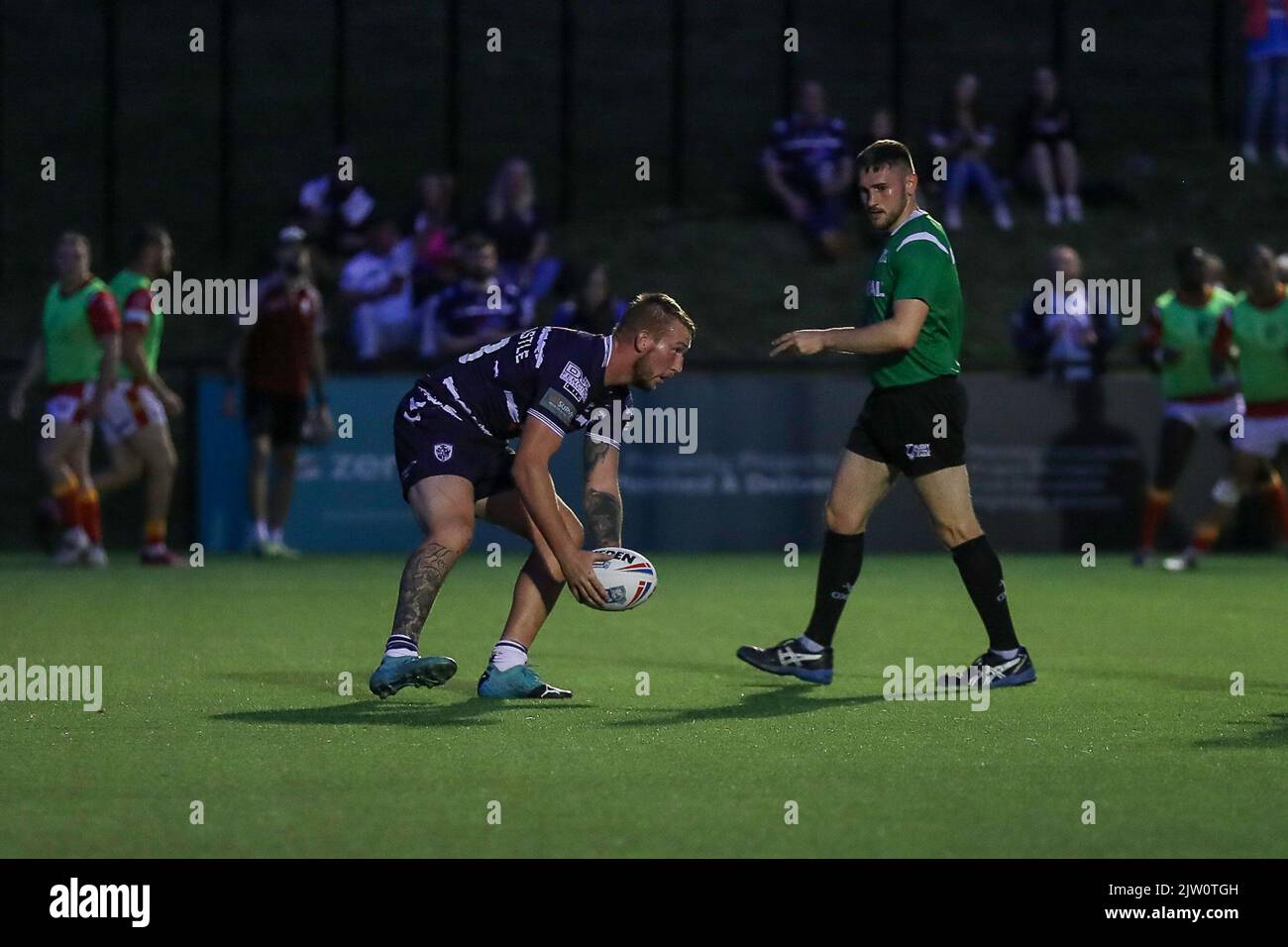 Sheffield, Großbritannien. 02. September 2022. *** Probieren Sie Featherstone während des Wettlaufs der Betfred Championship zwischen Sheffield Eagles und Featherstone Rovers am 2. September 2022 aus. Foto von Simon Hall. Nur zur redaktionellen Verwendung, Lizenz für kommerzielle Nutzung erforderlich. Keine Verwendung bei Wetten, Spielen oder Veröffentlichungen einzelner Clubs/Vereine/Spieler. Kredit: UK Sports Pics Ltd/Alamy Live Nachrichten Stockfoto