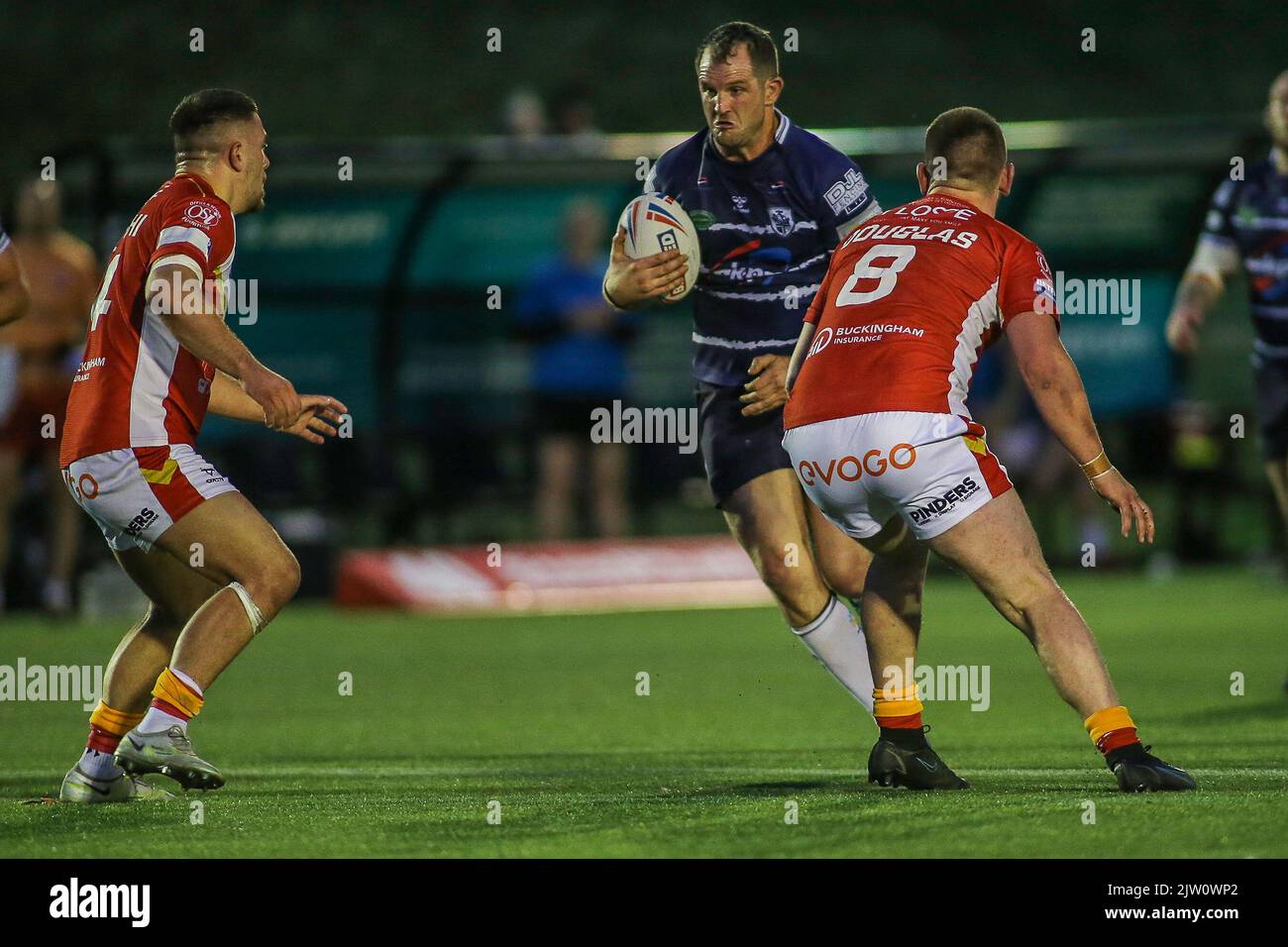 Sheffield, Großbritannien. 02. September 2022. *** James Lockwood von Featherstone bricht am 2. September 2022 beim Wettspiel der Betfred Championship zwischen Sheffield Eagles und Featherstone Rovers durch. Foto von Simon Hall. Nur zur redaktionellen Verwendung, Lizenz für kommerzielle Nutzung erforderlich. Keine Verwendung bei Wetten, Spielen oder Veröffentlichungen einzelner Clubs/Vereine/Spieler. Kredit: UK Sports Pics Ltd/Alamy Live Nachrichten Stockfoto