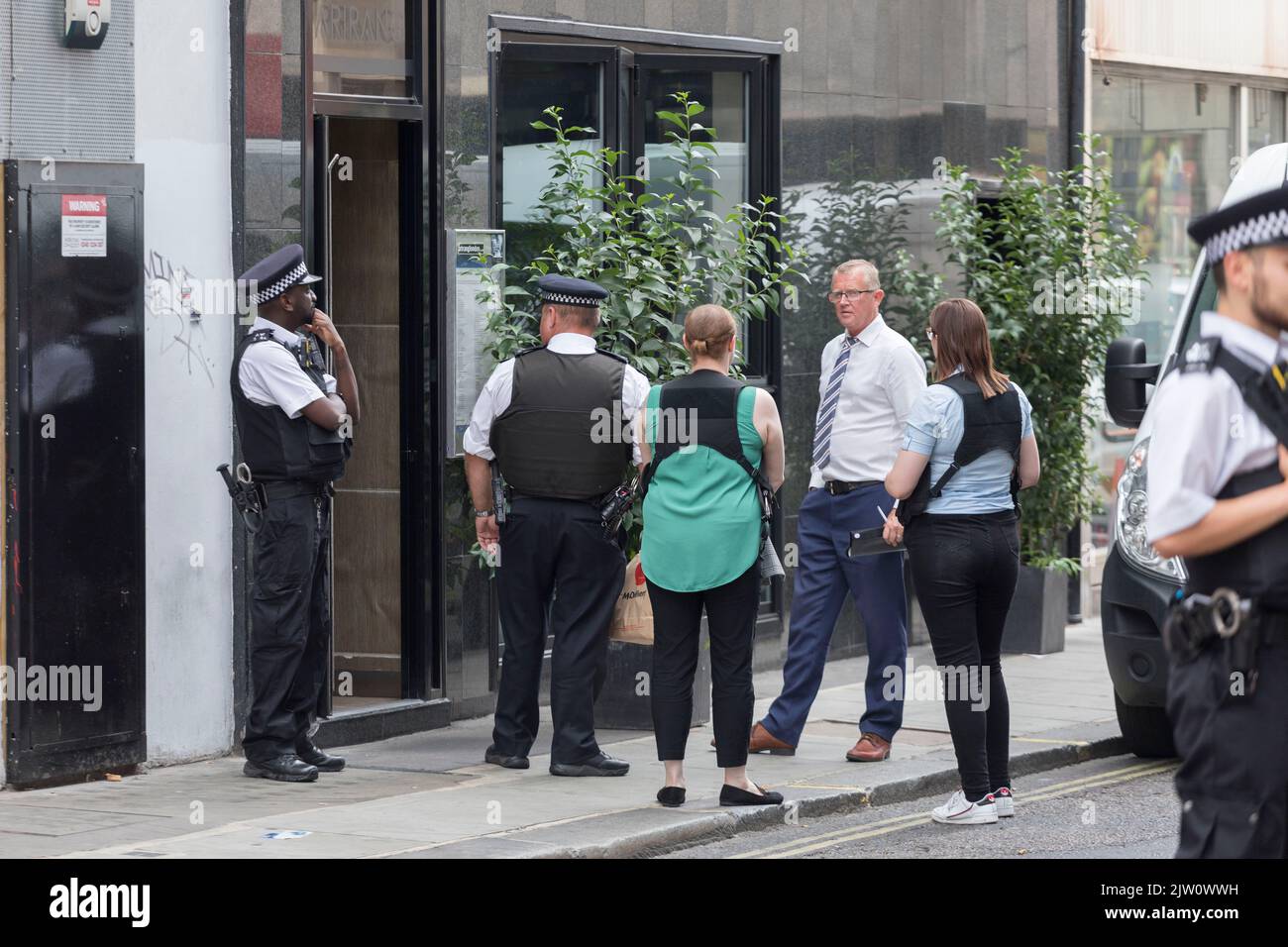 Im koreanischen Restaurant Arirang in der Poland Street an der Oxford Street soll es zu tödlichen Stichen gekommen sein. Polizei und Forensik kommen am an Stockfoto