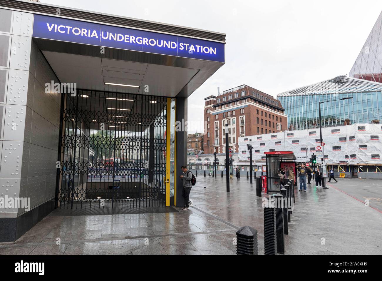 Der U-Bahnstreik findet heute in London statt. Die Victoria Station wird heute Morgen hinter Fensterläden geschlossen gesehen. Pendler entscheiden sich für alternative Wege der Reise Stockfoto