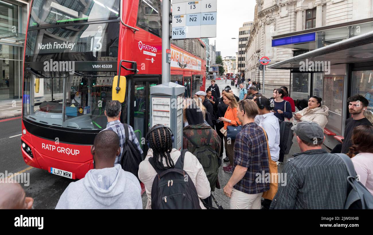 Der U-Bahnstreik findet heute in London statt. Die Victoria Station wird heute Morgen hinter Fensterläden geschlossen gesehen. Pendler entscheiden sich für alternative Wege der Reise Stockfoto