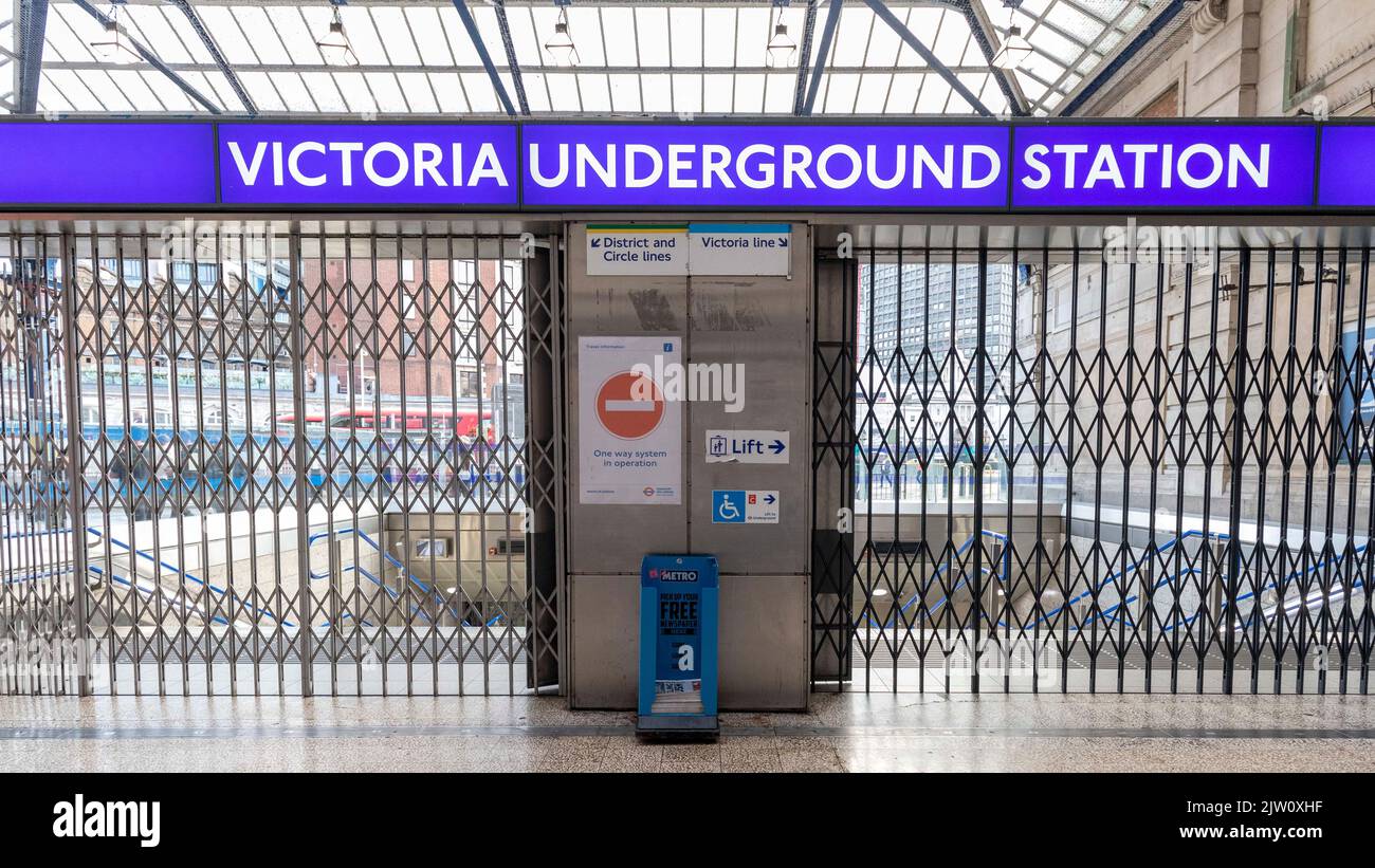 Der U-Bahnstreik findet heute in London statt. Die Victoria Station wird heute Morgen hinter Fensterläden geschlossen gesehen. Pendler entscheiden sich für alternative Wege der Reise Stockfoto