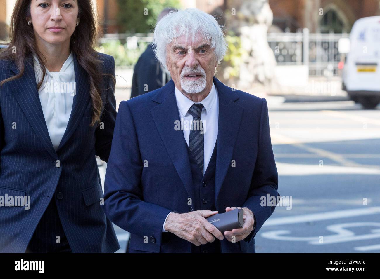 Bernie Ecclestone erscheint heute Morgen vor dem Amtsgericht von Westminster wegen eines angeblichen Versäumnis, dem G 400 Millionen GBP an ausländischen Vermögenswerten zu erklären Stockfoto