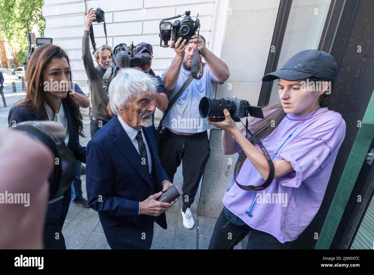 Bernie Ecclestone erscheint heute Morgen vor dem Amtsgericht von Westminster wegen eines angeblichen Versäumnis, dem G 400 Millionen GBP an ausländischen Vermögenswerten zu erklären Stockfoto