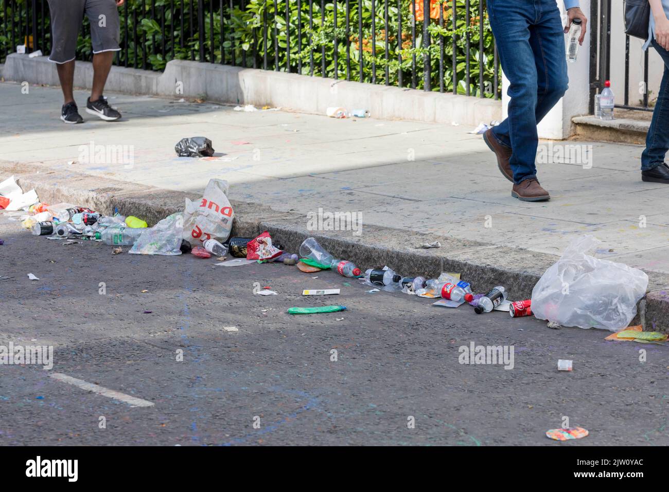 Notting Oil Carnival kehrt 2022 zum ersten Mal nach einer globalen Pandemie nach London zurück. Bild: Müllabfuhr Seiten der Straßen. Bild aufgenommen am 28.. August Stockfoto