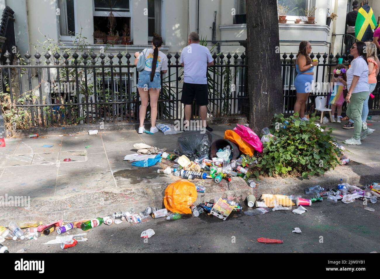 Notting Oil Carnival kehrt 2022 zum ersten Mal nach einer globalen Pandemie nach London zurück. Bild: Müllabfuhr Seiten der Straßen. Bild aufgenommen am 28.. August Stockfoto