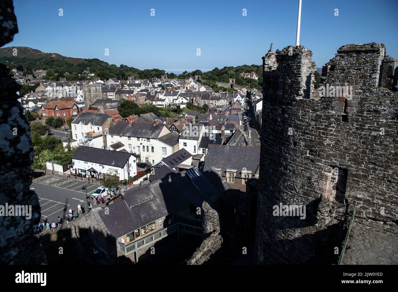 Ein Blick auf die mittelalterliche ummauerte Stadt Conwy, Nord-Wales, von einem Turm des Conwy Castle aus gesehen, der an einem Sommermorgen nach Norden blickt Stockfoto