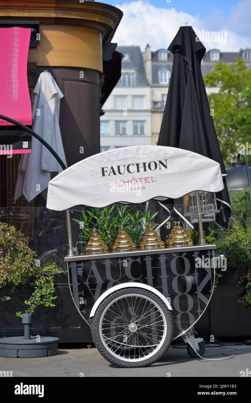 Das elegante Grand Cafe Fauchon Paris im Sommer, Paris FR Stockfoto