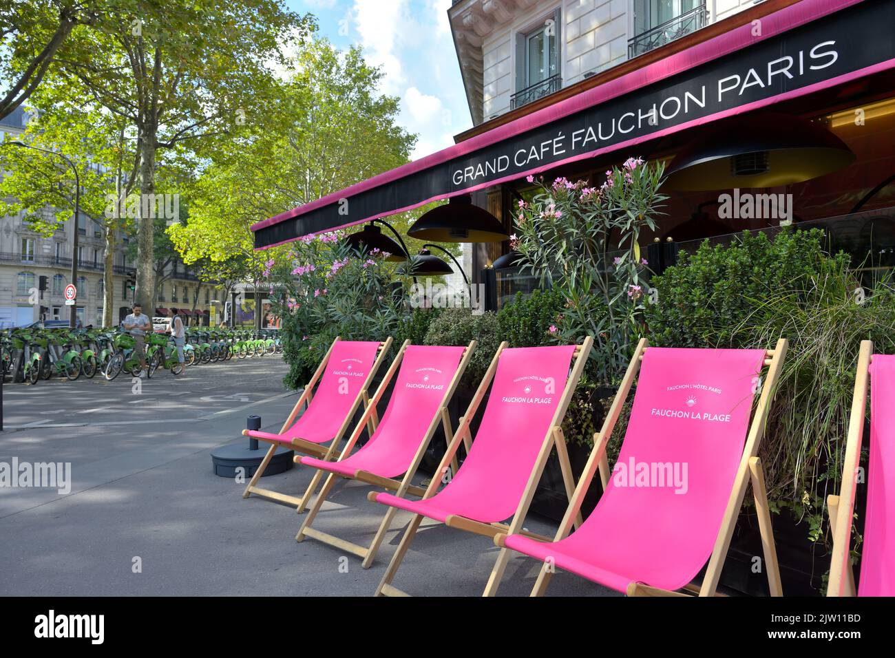 Das elegante Grand Cafe Fauchon Paris im Sommer, Paris FR Stockfoto