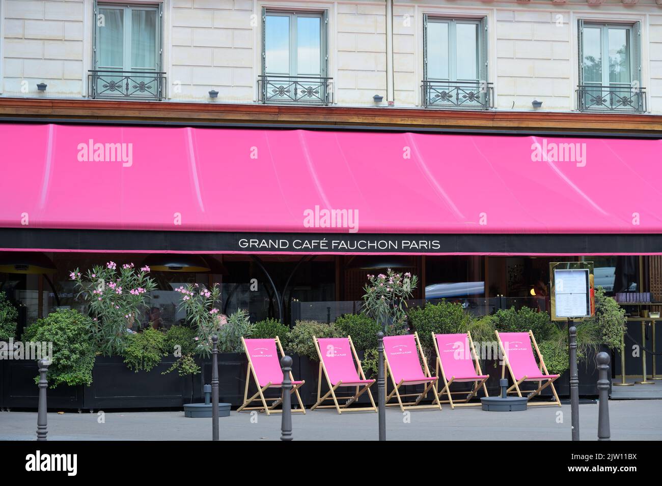 Das elegante Grand Cafe Fauchon Paris im Sommer, Paris FR Stockfoto