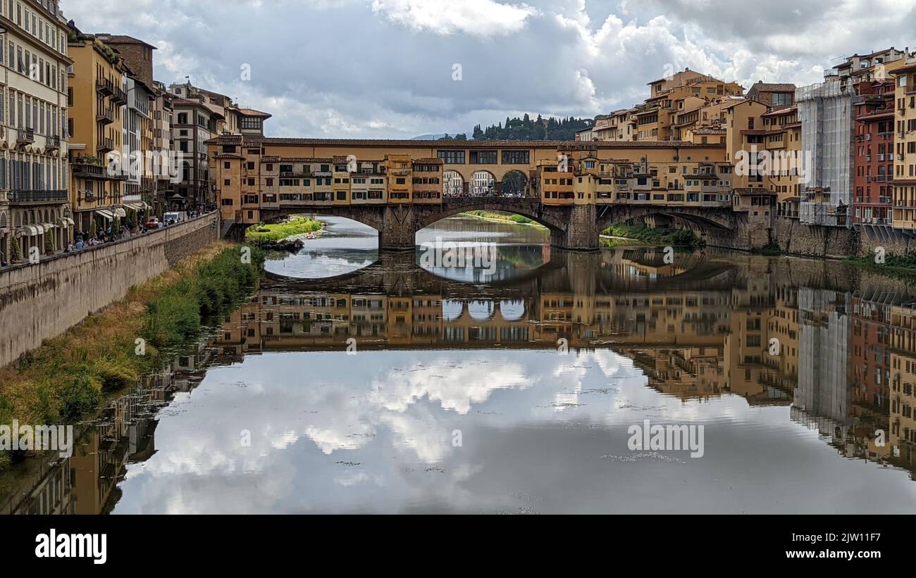 Die berühmte Brücke Ponte Vecchio in Florenz, Italien an einem düsteren Tag Stockfoto