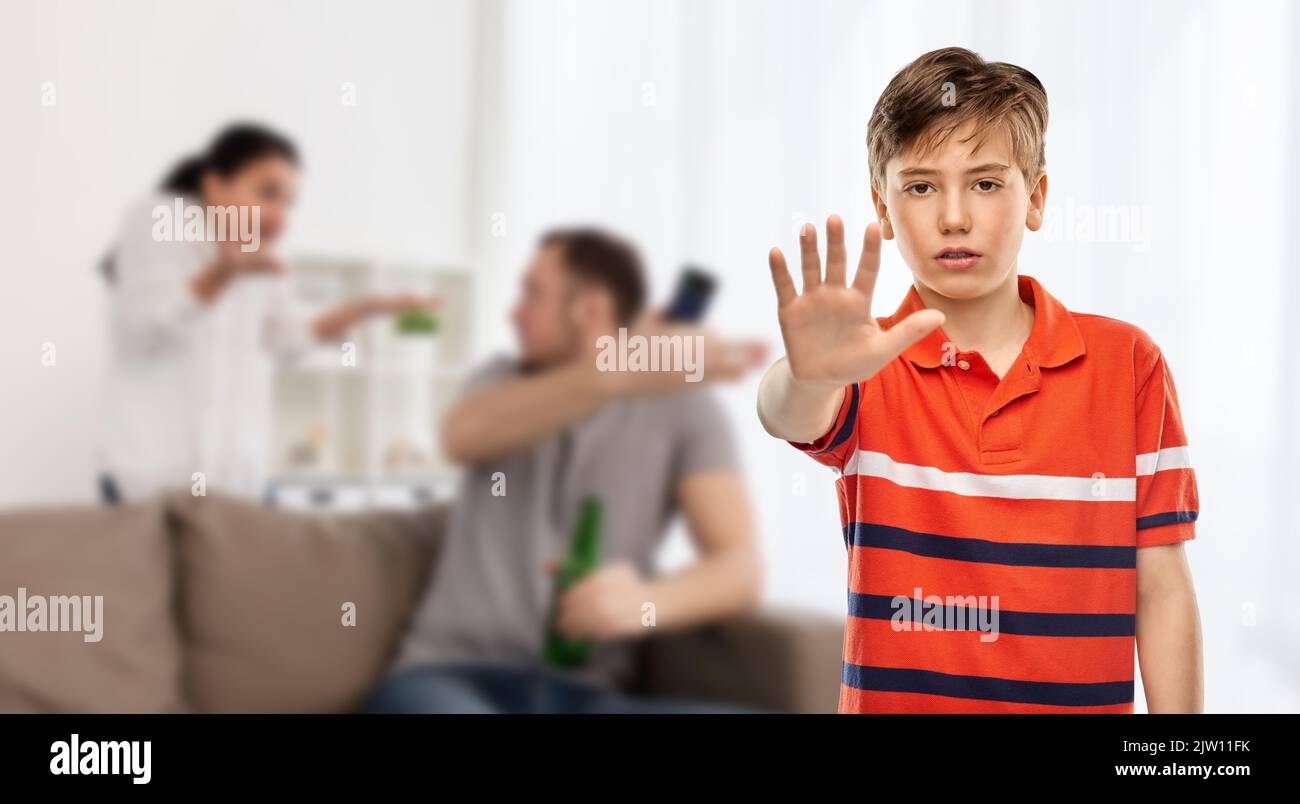 Junge zeigt eine stoppende Geste über die Kämpfe der Eltern Stockfoto