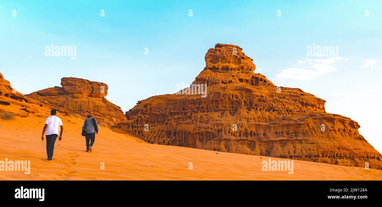 Menschen, die in der Wüste in Al Ula, Saudi-Arabien, wandern. Stockfoto