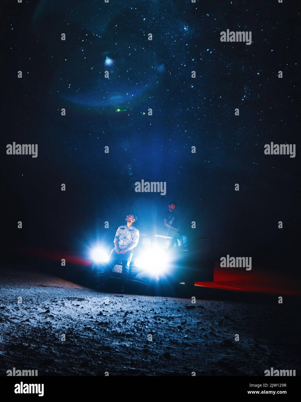 Autoscheinwerfer leuchten in der Nacht Stockfoto