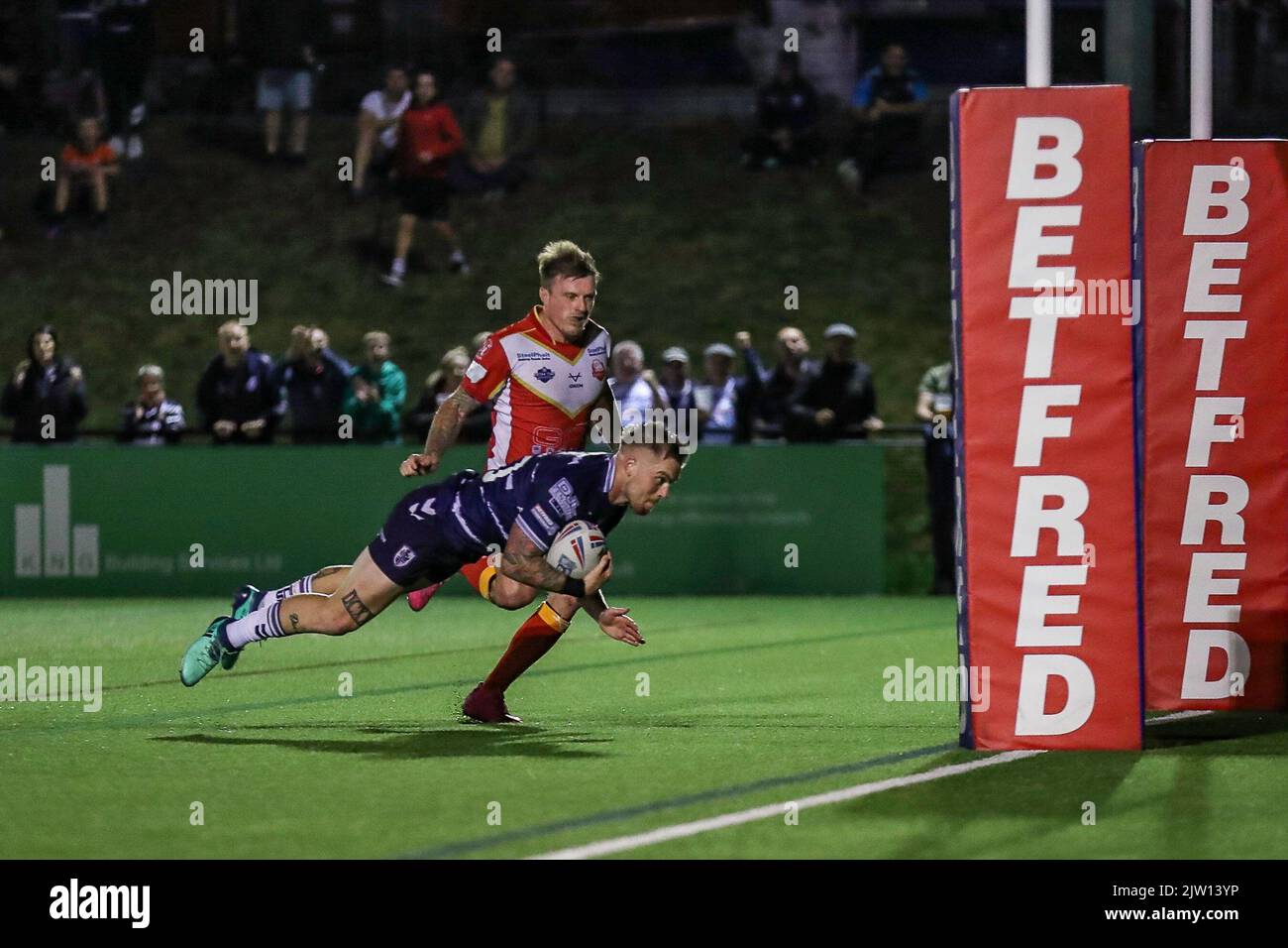 Sheffield, Großbritannien. 02. September 2022. ***Probieren Sie Morgan Smith von Featherstone während des Wettlaufs der Betfred Championship zwischen Sheffield Eagles und Featherstone Rovers am 2. September 2022 aus. Foto von Simon Hall. Nur zur redaktionellen Verwendung, Lizenz für kommerzielle Nutzung erforderlich. Keine Verwendung bei Wetten, Spielen oder Veröffentlichungen einzelner Clubs/Vereine/Spieler. Kredit: UK Sports Pics Ltd/Alamy Live Nachrichten Stockfoto